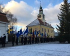 Kulkue marssi muun muassa Vanhan Raatihuoneen edestä.