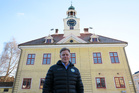 Rasti-Lukon puheenjohtaja ja SM-sprinttiviestin 2019 kilpailunjohtaja Vanhan Rauman maamerkin, Raatihuoneen edustalla. Kuvan saa isommaksi klikkaamalla.