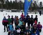 Satakunnan paras hiihtäjä Ristomatti Hakola halusi myös kilpailun jälkeen yhteiskuvaan Rasti-Lukkolaisten kanssa